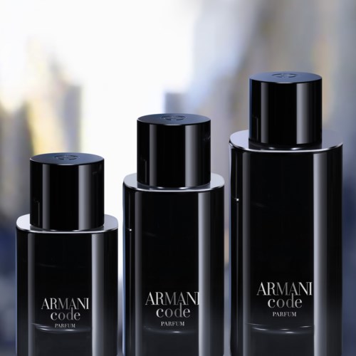 Tre svarta parfymlampor av Armani Code med silverlock, olika i höjd, på en vit yta.
