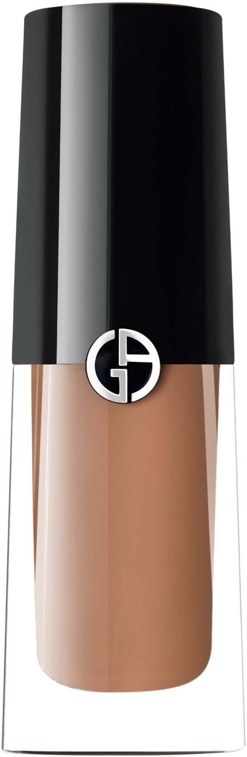 En makeupflaska med svart lock, logga i mitten och beige flytande makeup synlig genom den genomskinliga delen.