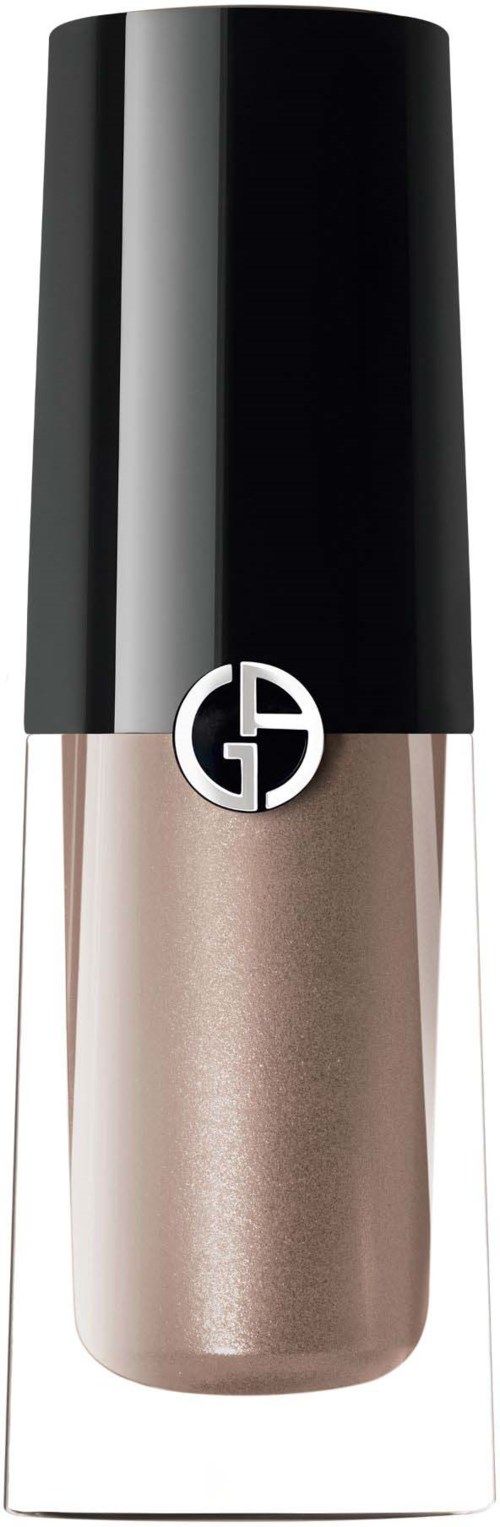 En beige nagellackflaska med svart lock och en silverlogga på.