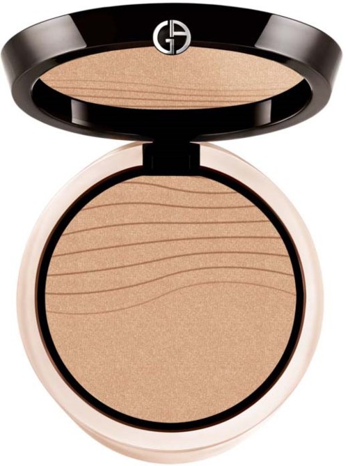 Runde Compact mit beigem Puder, schwarzer Deckel mit Logo, offen mit Presspulver.