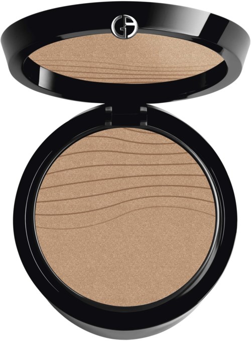 En kompakt med beige pulver inni og et svart lokk med en logo, brukes til sminke.