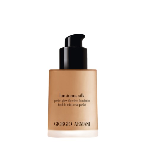 En beige foundationflaska med svart pump, märkt 'luminous silk' av Giorgio Armani.