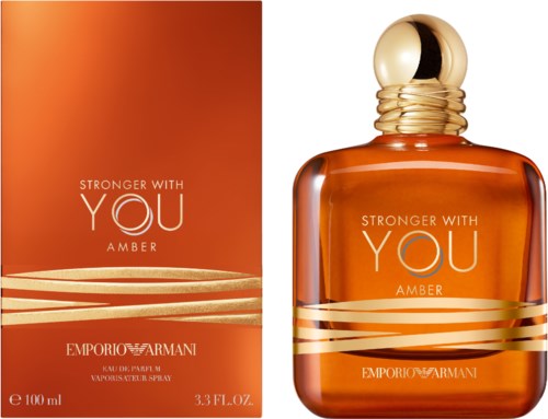 Hajuvesipullo ja laatikko, molemmat nimeltä "Stronger With You Amber" Emporio Armani, lämpimissä ambersävyissä.