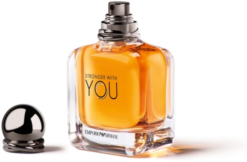 Ein Parfümflasche mit orangefarbiger Flüssigkeit und einem Deckel, mit den Worten "Stronger with You" und "Emporio Armani".