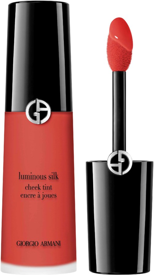 Punainen huulikiilto mustalla kannella ja sienenmuotoisella aplikaattorilla, nimeltä 'Giorgio Armani Luminous Silk Cheek Tint.'