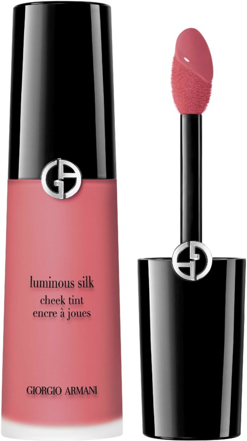 Een roze lipgloss met zwarte dop en Giorgio Armani-logo, gebruikt voor lippen, naast de applicator.