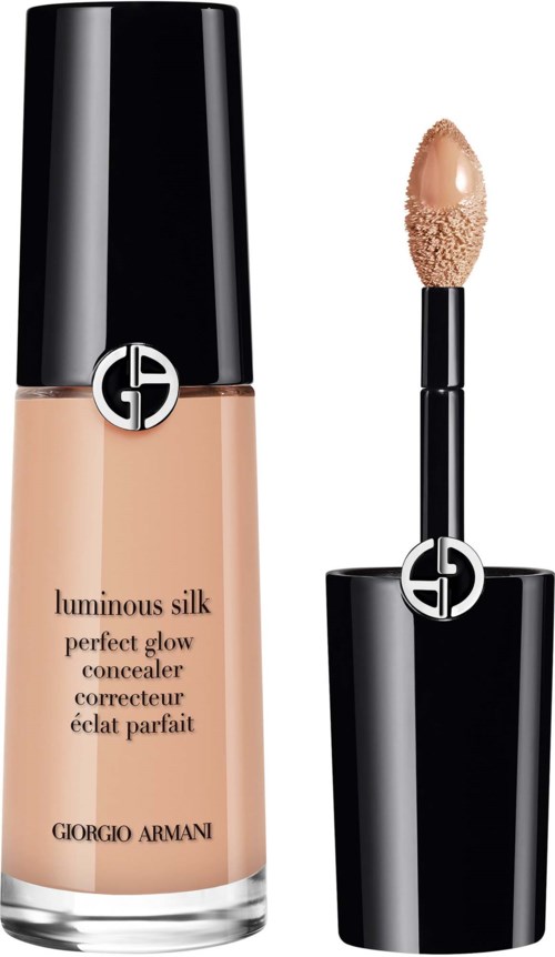 Meikkivoidepullo ja huulipuna, molemmissa mustat korkit ja Giorgio Armani -logo, tyylikkäissä mustissa ja beigeissä väreissä.