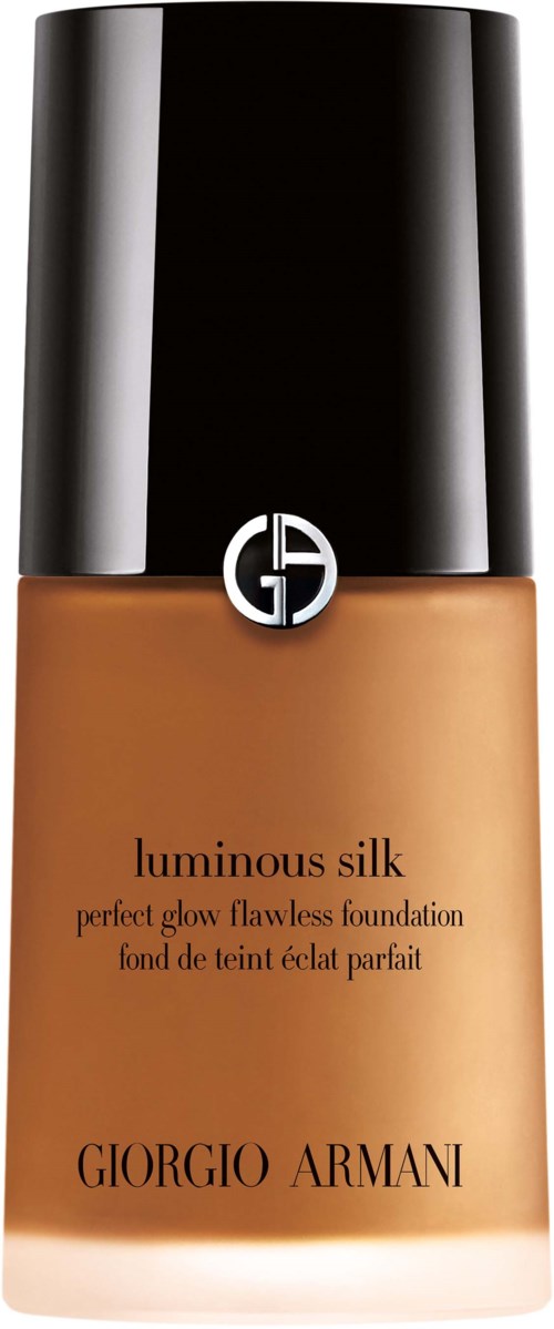 En foundationflaska med svart lock och beige kropp, med Giorgio Armani-logotypen och produktnamnet.