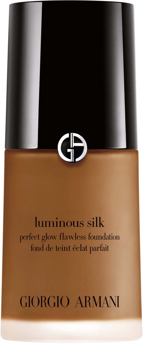 En foundationsflaska med svart lock, brunt flytande innehåll, och Giorgio Armani-logotyp, märkt 'Luminous Silk'.