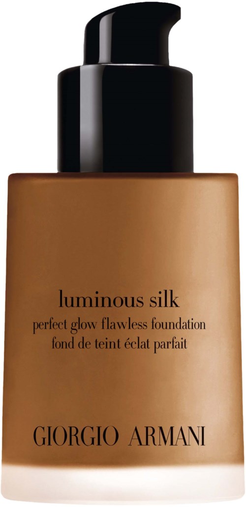 En foundationflaska märkt 'Luminous Silk' av Giorgio Armani, med pumphuvud och ljusbrun färg.