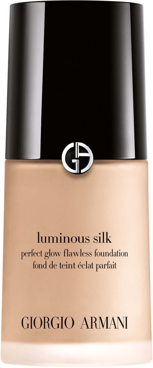 Een foundationfles met zwarte dop, beige vloeistof binnenin en Giorgio Armani-logo op de voorkant.