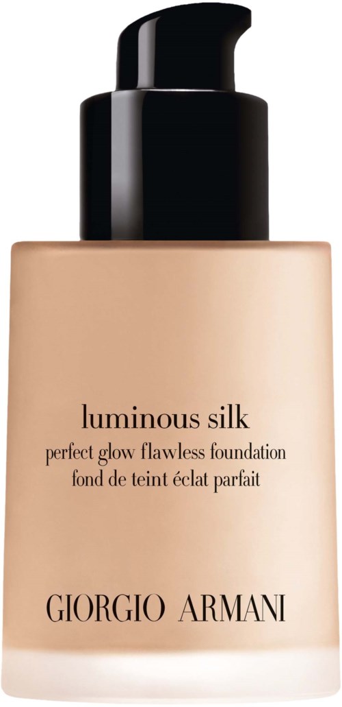 Een beige foundationfles met een zwarte pomp, gelabeld "luminous silk" en "Giorgio Armani."