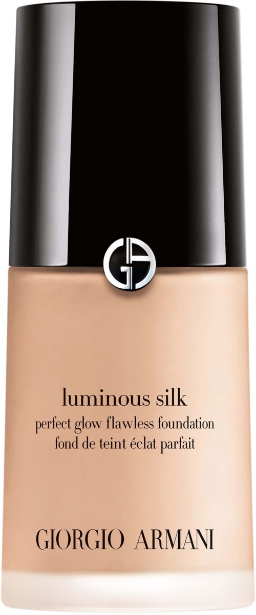 En Giorgio Armani foundationflaska med svart lock och beige vätska, märkt 'luminous silk' för strålande hud.