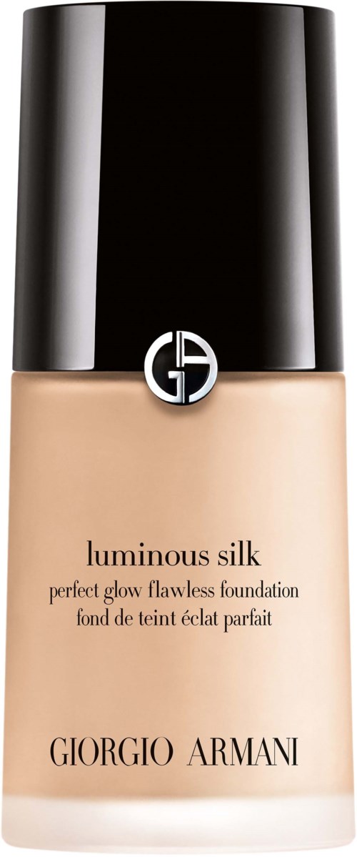 En fondationflaska med svart lock och beige vätska, märkt 'Luminous Silk' av Giorgio Armani.