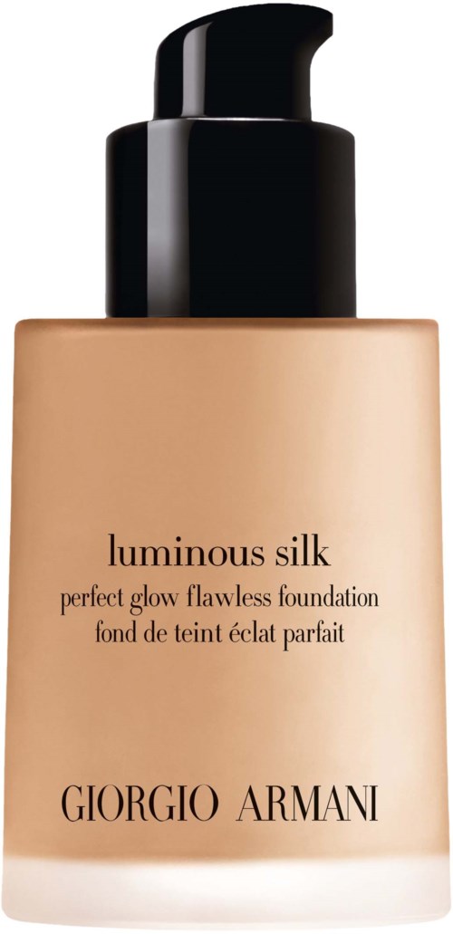 En beige foundationflaska med svart pump och text, märkt 'Luminous Silk' av Giorgio Armani.