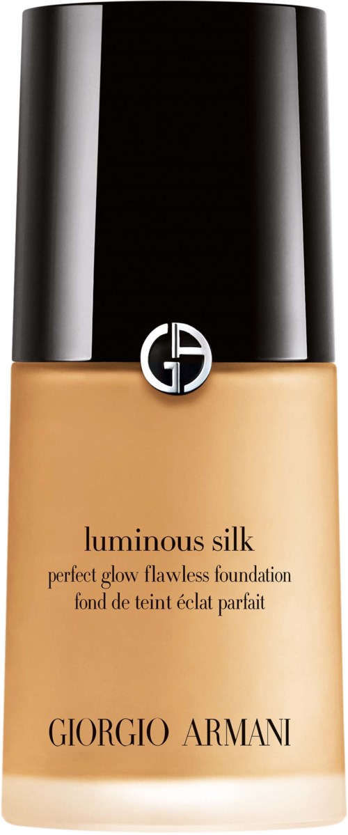 En Giorgio Armani-foundationsflaska med svart lock och beige vätska inuti.