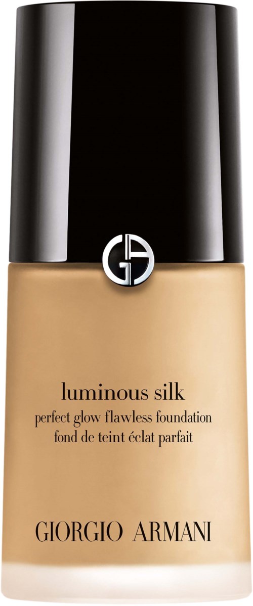 En foundationflaska med svart lock, beige vätska, Giorgio Armani-logga och produktnamn 'luminous silk' på etiketten.