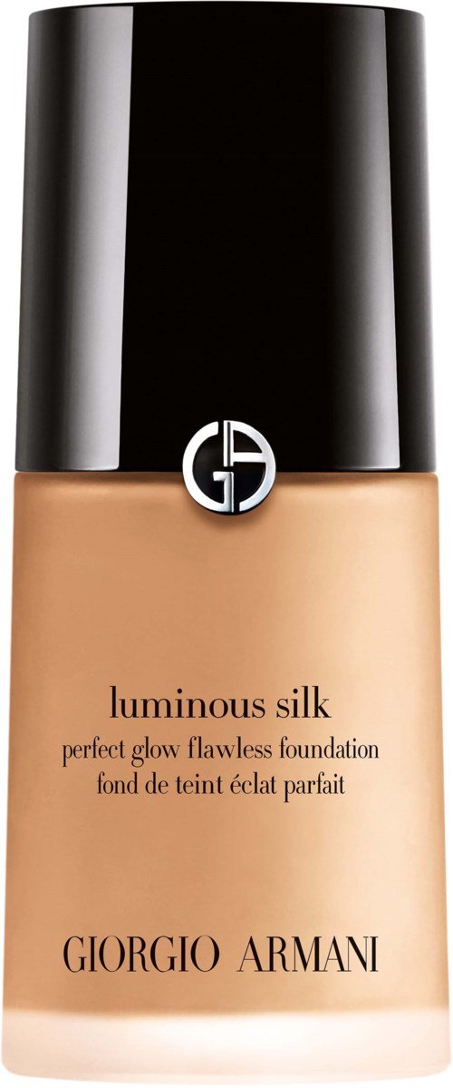 En Giorgio Armani-foundationsflaska med svart lock och beige vätska. Etiketten säger 'luminous silk' och 'perfect glow.'