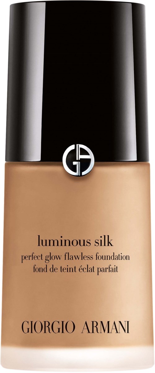 En foundationflaska med svart lock, beige vätska inuti och varumärket Giorgio Armani på framsidan.