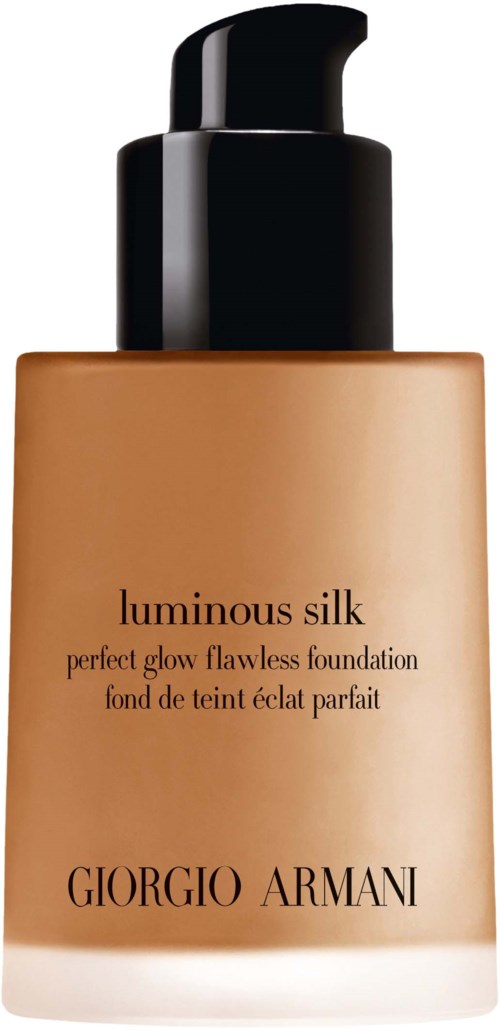 Een foundationfles met een zwarte pomp, beige kleur, met label 'Luminous Silk' door Giorgio Armani.