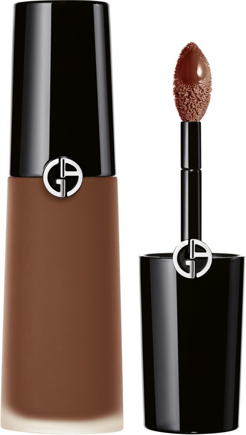 Brauner Lippenstift mit schwarzem Deckel und Silberlogo, gezeigt ohne Deckel und mit Applikator sichtbar.