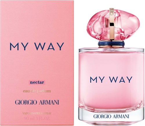 Ein Parfümflasche mit 'My Way' neben einem pinken Karton mit ähnlichen Text und Markenname.