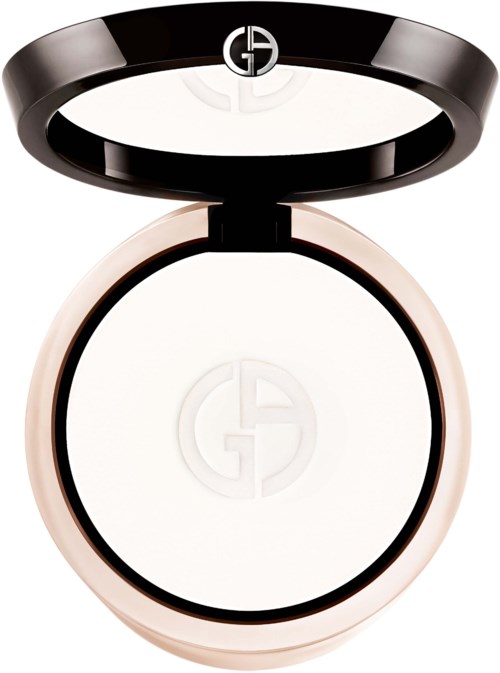Ein Make-up-Kompakt mit rundem Spiegel und Logo, geöffnet, um Puder im Inneren zu zeigen, mit einem Deckel mit Ring.