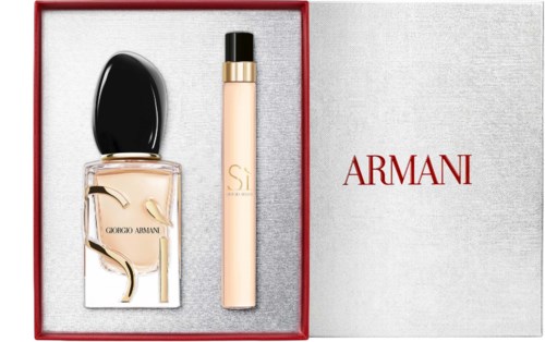 Et gave sett med Giorgio Armani-parfyme og en beige kroppsspray i en rød boks.