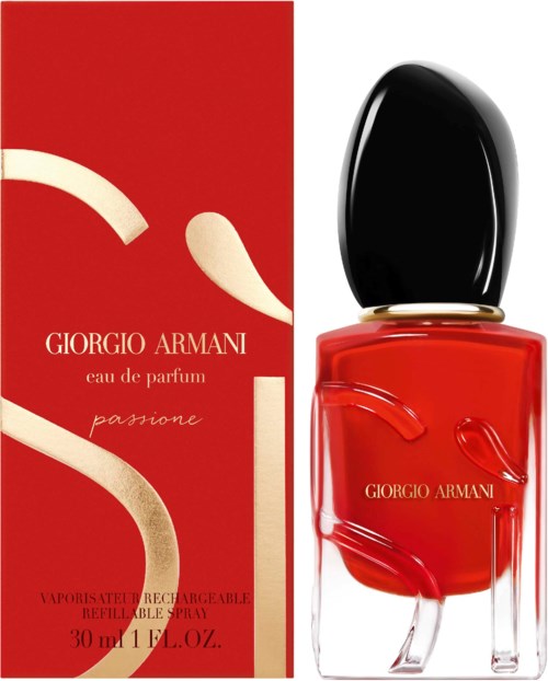Een rode parfumdoos en fles met zwarte dop, gelabeld 'Giorgio Armani Passione', en een decoratief 'S' op de doos.