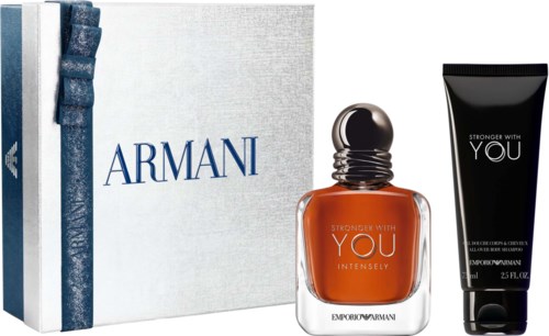 Armani Stronger With You intensiv parfymflaska och svart kroppslotionrör bredvid en vit presentask med blå "ARMANI"-text.