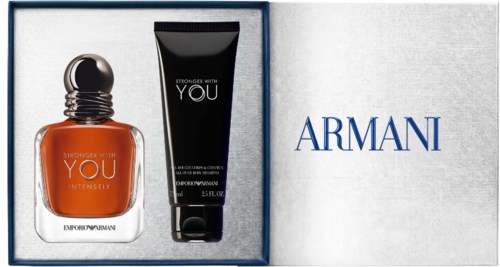Ett paket med parfymflaska och lotion från Armani, med Armani-loggan synlig.
