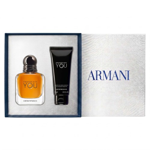 Två Armani hudvårdsprodukter i en blå låda med Armani-logga, en orange flaska och en svart tub.