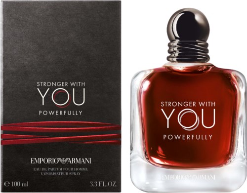 Ein Parfümflasche mit der Aufschrift "Stronger With You Powerfully" neben ihrer schwarzen Box mit roten Linien und Text.