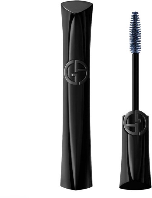 En svart mascara-emballasje med en bøyd design og et snurrende logo, med børsten som har blå mascara.