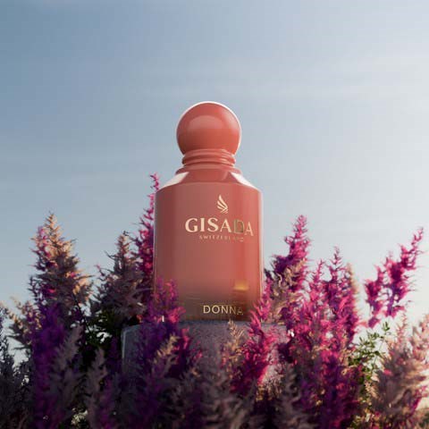 Een roze parfumfles met 'Gisada Switzerland' op een rots omringd door paarse bloemen.