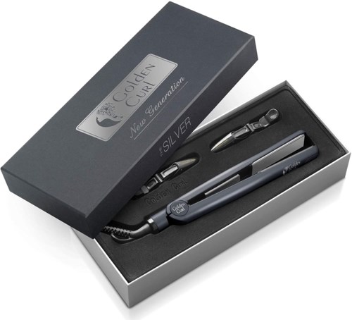 Een zwart cadeaudoos met zilveren tekst bevat een vulpen, dop en een klein accessoire.