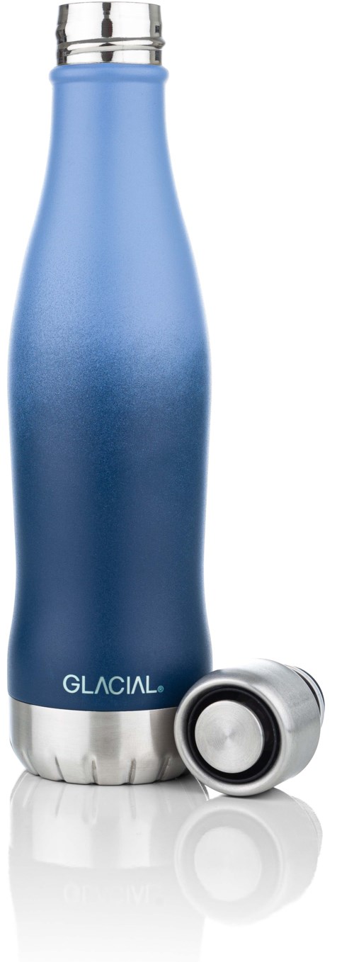 Blendereisige Wasserflasche in Blau mit silbernem Deckel, beschriftet 'GLACIAL', steht aufrecht, daneben ein kleines passendes Fläschchen.