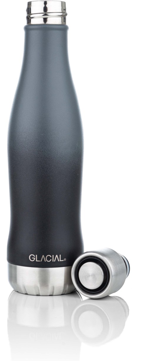 Eine elegante, schwarze wiederverwendbare Wasserflasche mit Metallschraubverschluss, mit 'GLACIAL' beschriftet, steht vertikal mit einem kleinen abnehmbaren Teil.