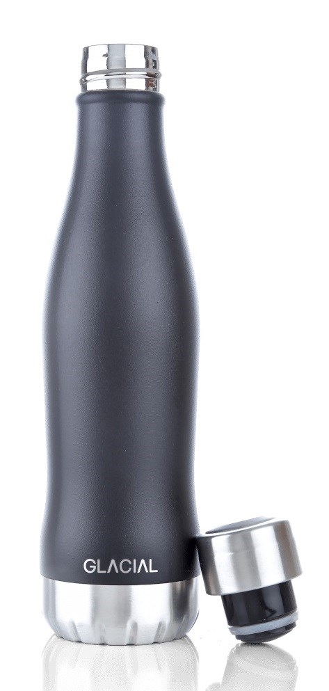 Eine schwarze Edelstahl-Wasserflasche mit silberner Kappe, neben einem offenen Deckel auf weißem Hintergrund.