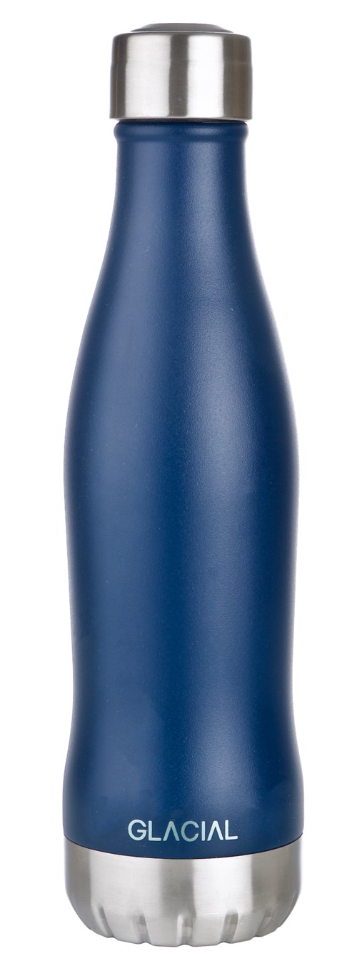 Eine blaue Metallwasserflasche mit Silberkopf und -boden, mit der Aufschrift 'GLACIAL'.