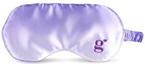 En lila sidenögonmask med liten rem och bokstäverna g och a broderade på den.