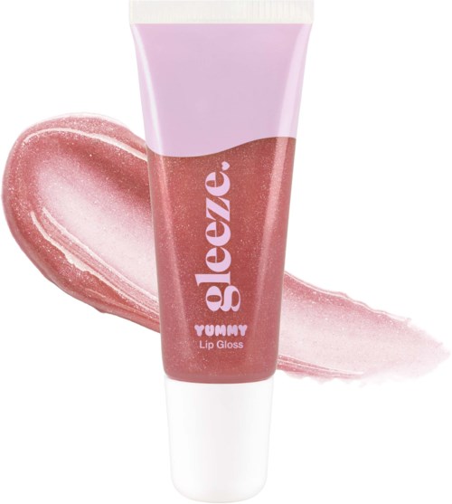 Läppglansrör i rosa färg med varumärket sleeg.e. och produkten YUMMY Lip Gloss, med glansprov bakom.