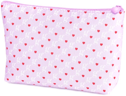 En rosa väska med liten röda hjärtan och vita 'g'-mönster, med ett rosa hjärtformat dragkedjehållare.