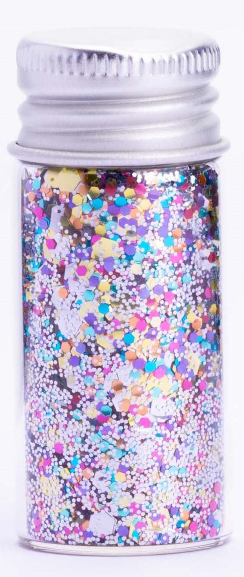 Kleines durchsichtiges Glas voller bunter, schimmernder Glitzer in rosa, blau, lila und weiß.