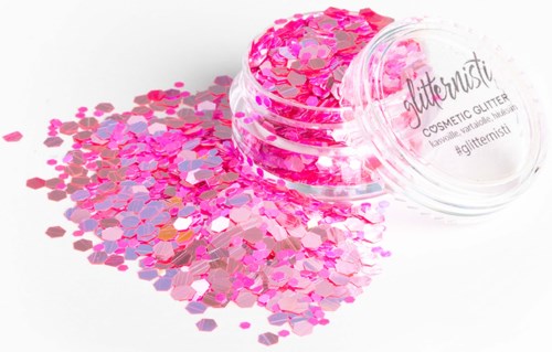 Een doorzichtige container met roze en paarse cosmetische glitter die op een witte ondergrond is gestort.