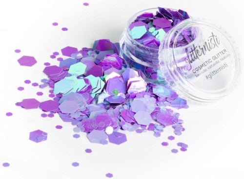 Kleine open container met paarse en blauwe glitters uitgegoten, wat glitters op witte ondergrond. Container heeft woorden.