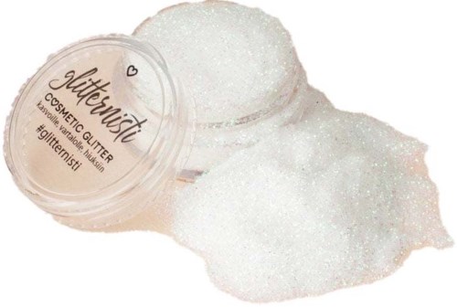 Een potje met "Hittarinitial" label, gevuld met wit, glinsterend, glanzend cosmetisch glitter dat eruit stroomt.