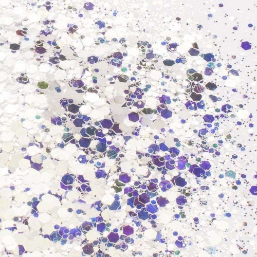 Een close-up van gekleurde glitterdeeltjes, voornamelijk wit, paars en blauw, verspreid over een oppervlak.