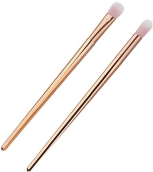 Twee make-up kwasten met roze punten en glanzende gouden handvatten, geplaatst schuin.