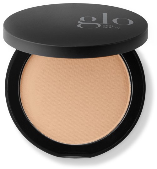 Ein Compact-Puder mit beige Pulver und schwarzem Deckel.